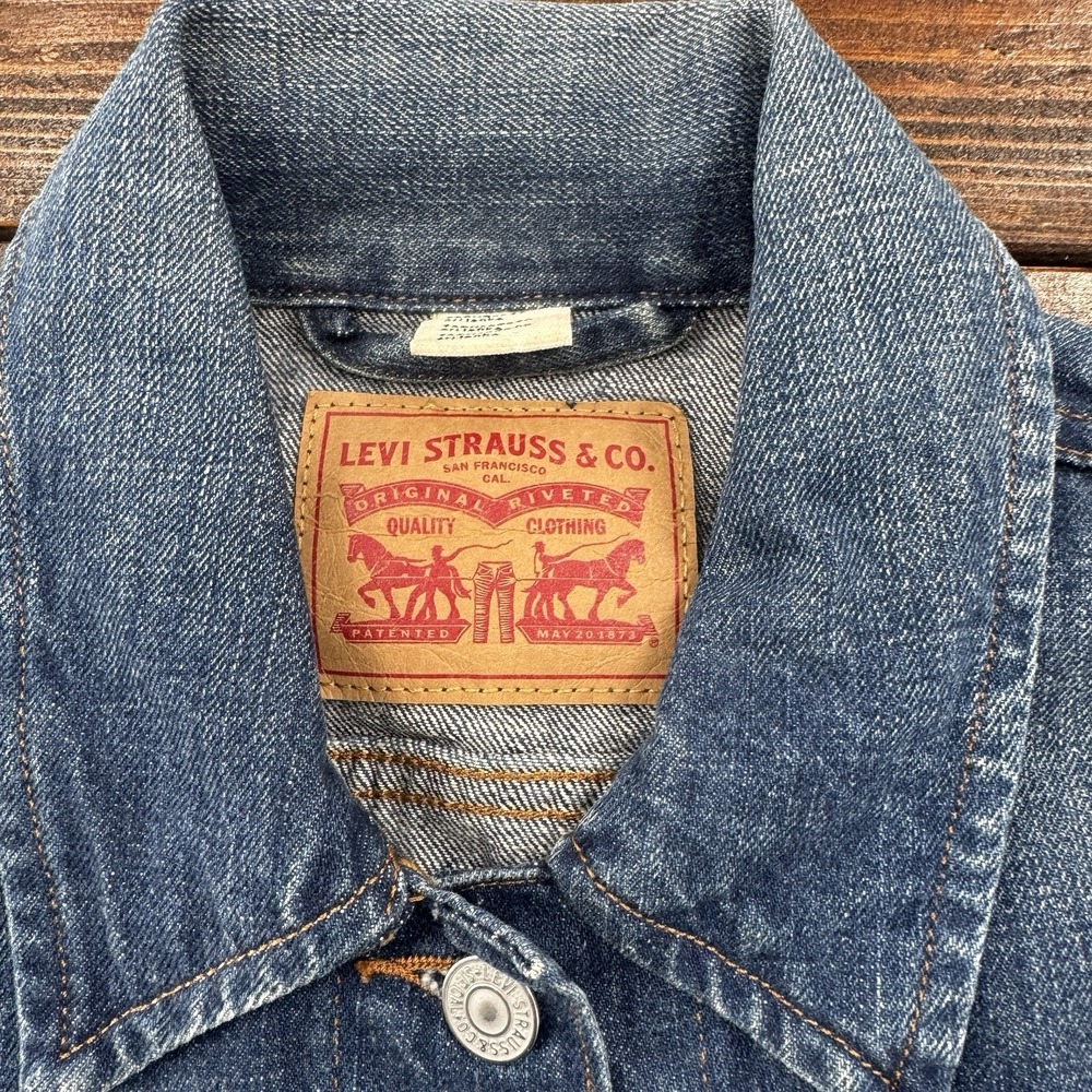 Levis Jacket Women's XS Trucker Denim Premium Jean Jacket 34" Chest - Picture 3 of 10